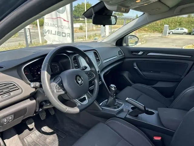 Intérieur de la Renault Mégane 1.5 Blue dCi 115ch Business 2021, vue côté conducteur montrant volant, tableau de bord et boîte manuelle.