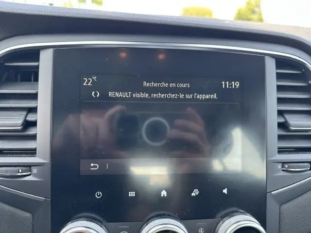 Écran tactile central de la Renault Mégane 1.5 Blue dCi 115ch Business, affichant la recherche Bluetooth, intérieur noir.