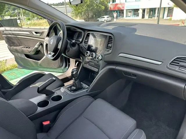 Intérieur noir de la Renault Mégane 1.5 Blue dCi 115ch Business 2021, vue côté conducteur avec tableau de bord et console centrale.