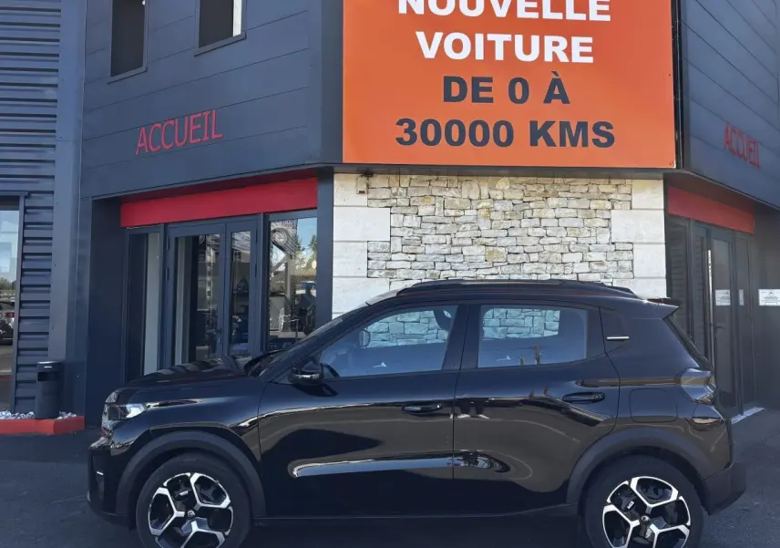 Profil côté gauche d'une Citroën C3 Turbo 100 BVM6 MAX noire 2025, avec jantes distinctives et toit noir.