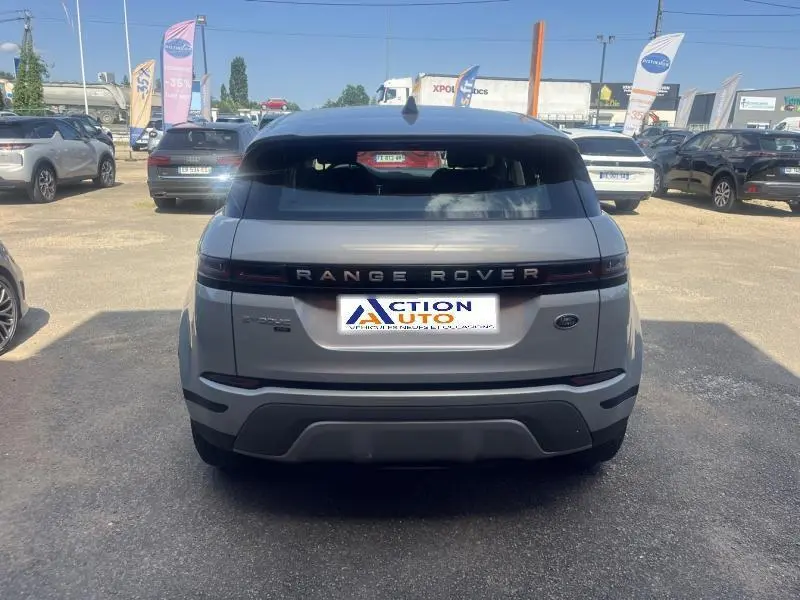 Vue arrière d'un Range Rover Evoque Indus Silver 2019 avec feux arrière LED et logo distinctif Range Rover.