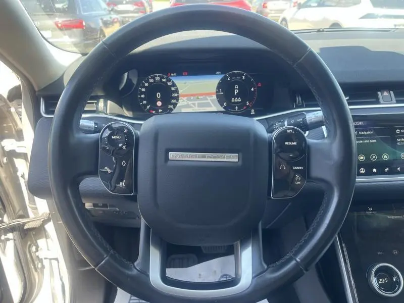 Vue rapprochée du volant cuir multifonction et du tableau de bord numérique du Range Rover Evoque Indus Silver 2019.