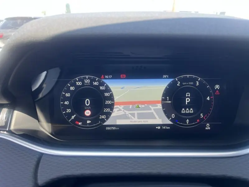 Tableau de bord numérique du Range Rover Evoque 2019 affichant la navigation et les compteurs en vue frontale.