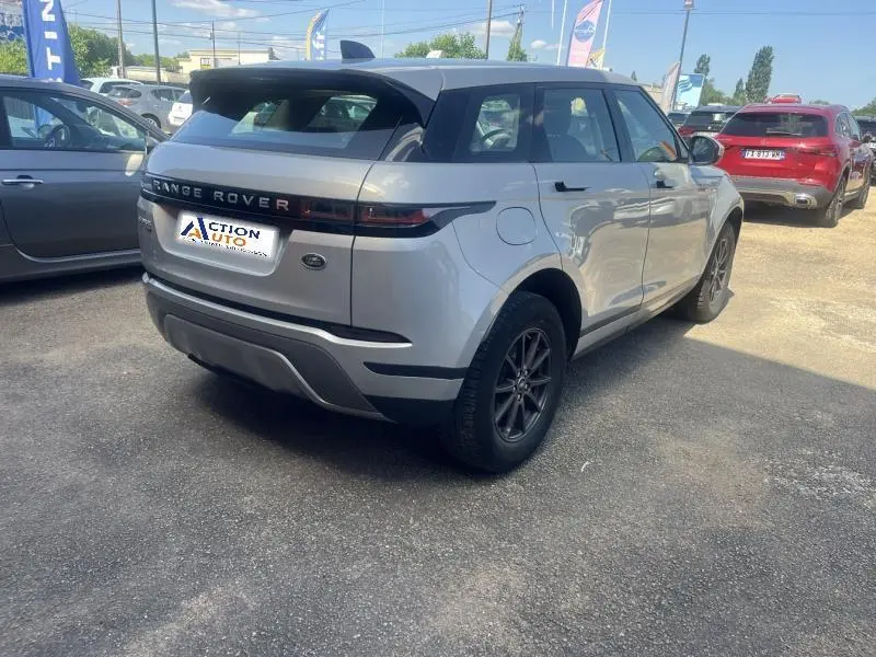 Vue 3/4 arrière droite d'un Range Rover Evoque Indus Silver avec jantes noires et toit contrasté noir.