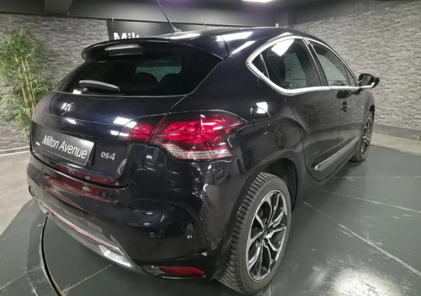 DS4 diesel violet en vue 3/4 arrière droit, avec jantes alliage noires et baguettes chromées sur les vitres