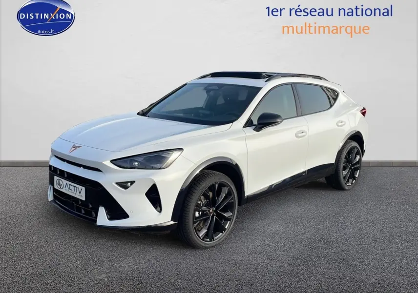 Vue 3/4 avant d'un CUPRA Formentor blanc Nevada avec jantes noires et toit ouvrant panoramique.