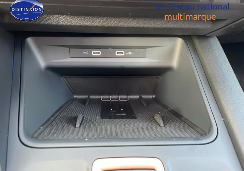 Gros plan sur la console centrale du CUPRA Formentor blanc Nevada, avec ports USB-C et espace de rangement.