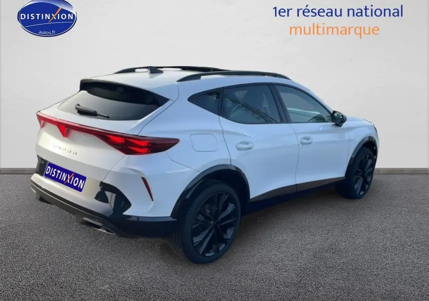 Vue 3/4 arrière droite d'un CUPRA Formentor blanc Nevada avec jantes noires et toit ouvrant panoramique.