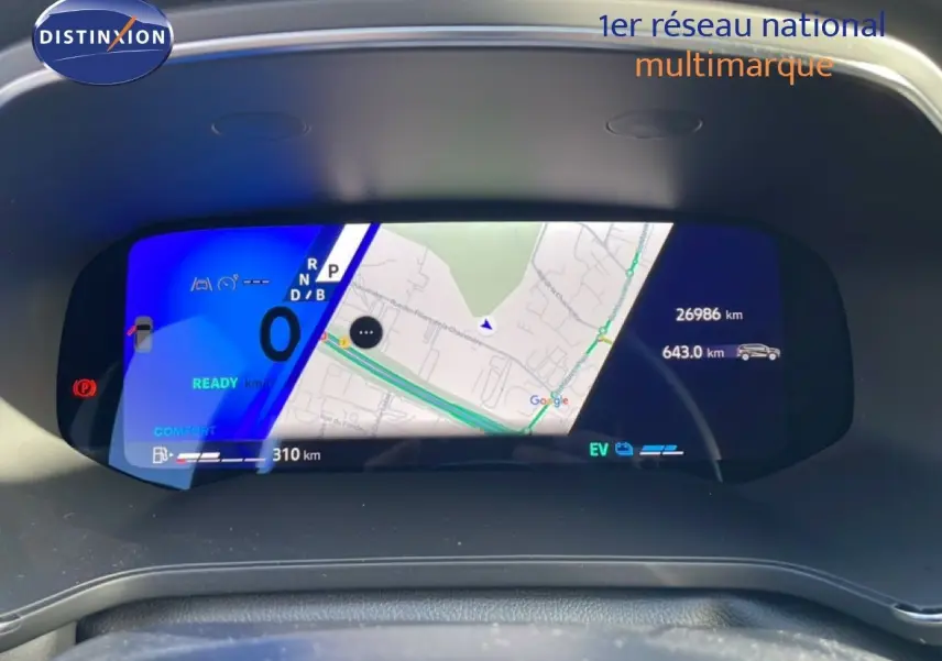 Vue rapprochée du tableau de bord numérique du Renault Symbioz gris cassiopée, affichant la navigation et les informations de conduite.