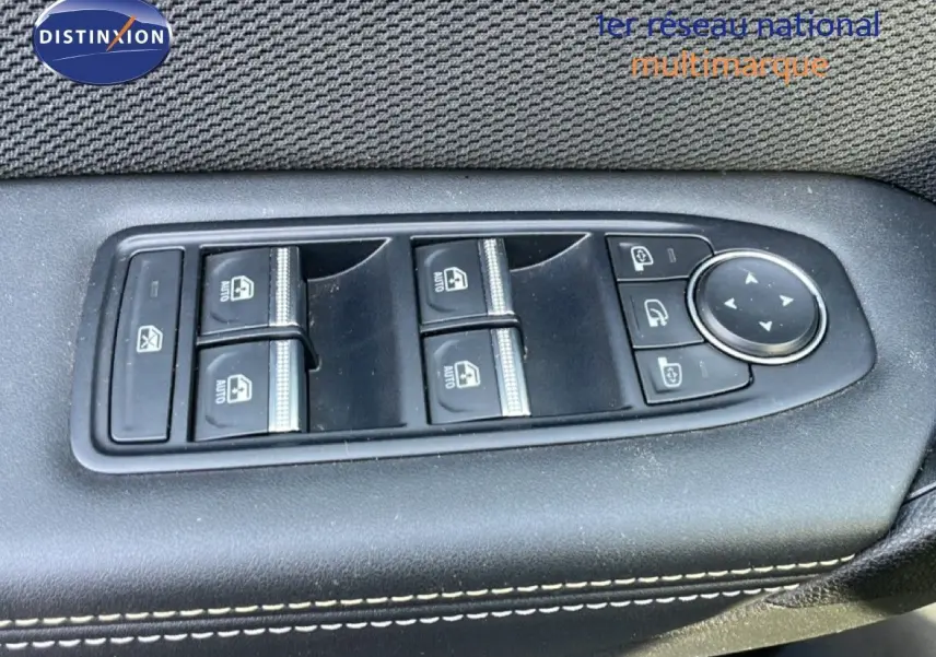 Panneau de commandes des vitres électriques et rétroviseurs sur la porte côté conducteur d'une Renault Symbioz gris cassiopée métal.