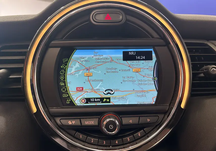 Écran central rond du système de navigation MINI 5P Cooper D 2015 affichant une carte et l’heure 14:24.