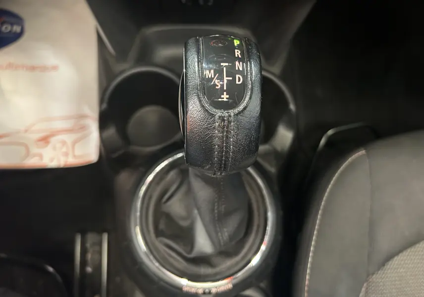 Le levier de vitesses automatique en cuir noir de la MINI 5 portes, vue de dessus centrée sur la console.