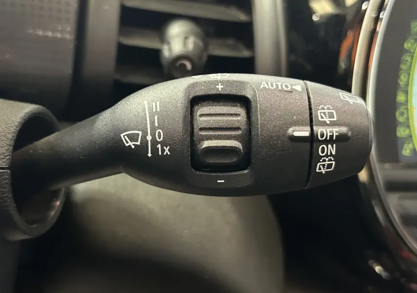 Gros plan sur la commande des essuie-glaces à gauche du volant dans l'habitacle d'une MINI 5P.