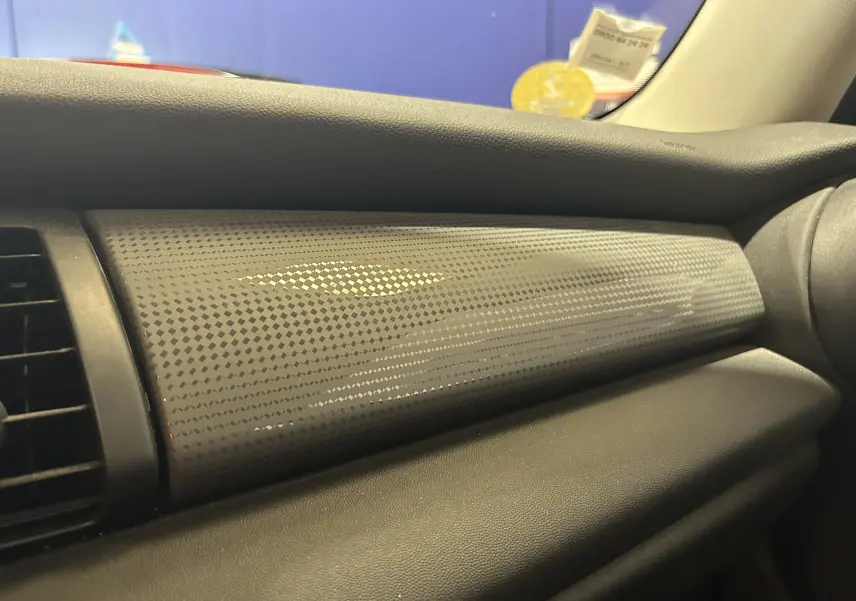 Détail du tableau de bord côté passager de la MINI 5P Cooper D 2015 avec finition en motif gris à carreaux.