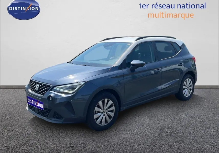 SEAT Arona gris Magnetic avec toit blanc, vue 3/4 avant droit mettant en valeur ses lignes modernes et ses jantes.