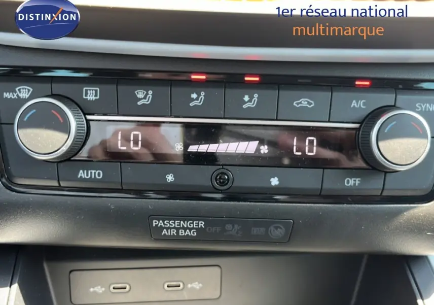 Détail de la console de climatisation digitale du SEAT Arona 2025, avec réglages à température basse et boutons noirs.