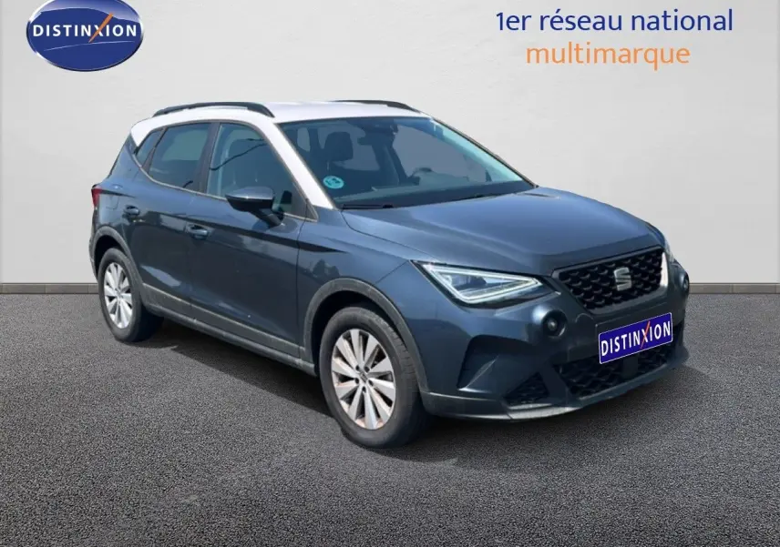 SEAT Arona gris Magnetic avec toit blanc, vue 3/4 avant droit mettant en valeur ses lignes modernes et ses phares LED.