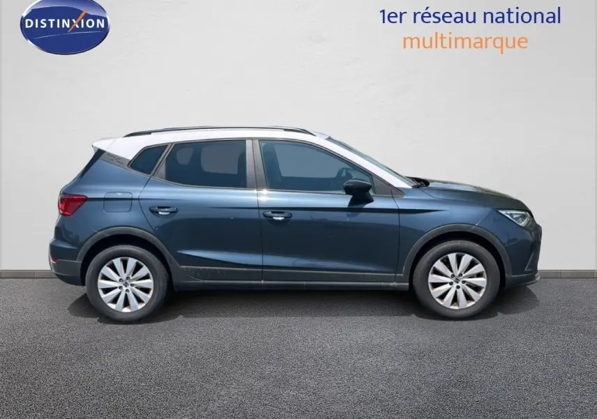Vue de profil côté gauche d’un SEAT Arona gris Magnetic avec toit blanc, version Style Special Edition 2025.