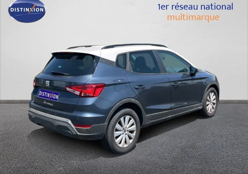 Vue 3/4 arrière droite d’un SEAT Arona gris Magnetic avec toit blanc, feux arrière LED et jantes alliage.