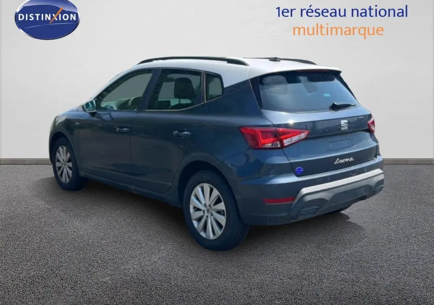 Vue 3/4 arrière droite d’un SEAT Arona gris Magnetic avec toit blanc, feux arrière LED et jantes 16 pouces.