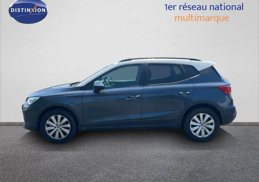 Vue latérale droite d'un SEAT Arona gris Magnetic avec toit blanc, profil compact et jantes alliage 16 pouces.