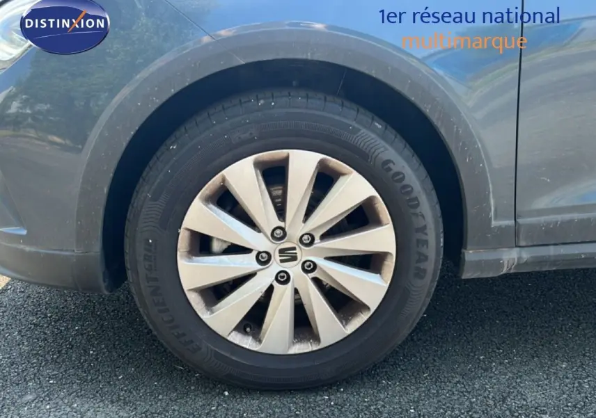 Gros plan sur la roue avant gauche d'un SEAT Arona gris Magnetic avec jante alliage et pneu Goodyear.