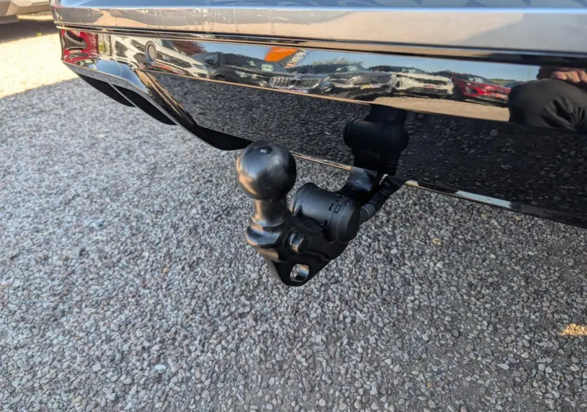Gros plan sur le crochet d'attelage escamotable arrière du Volkswagen T-Roc gris métallisé, version R-Line.