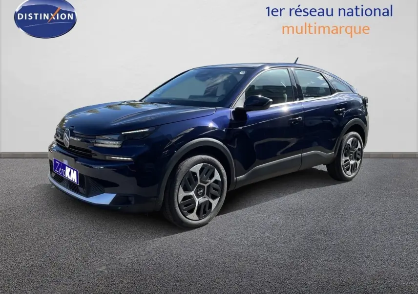 Citroën C4 Hybrid 145ch bleu eclipse métal en 3/4 avant droit, avec jantes distinctives et lignes modernes.