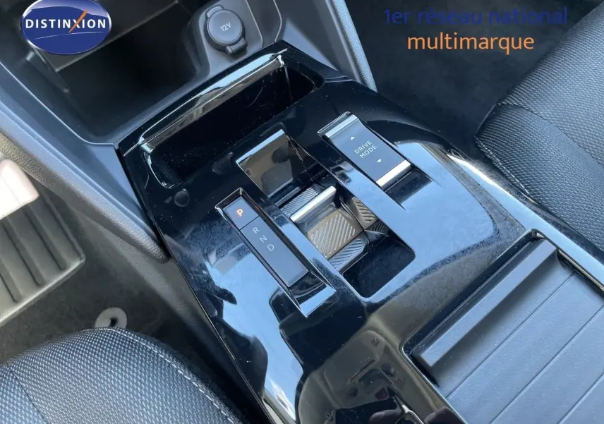 Gros plan sur la console centrale noire brillante de la Citroën C4 Hybrid 145ch avec sélecteur de boîte auto et bouton Drive Mode.