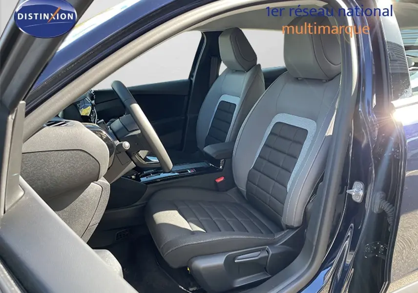 Vue intérieure côté conducteur de la Citroën C4 Hybrid 145ch bleu eclipse métal, sièges tissu noir et gris.