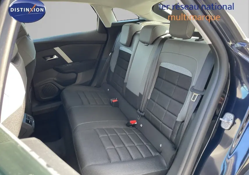 Vue intérieure arrière côté droit d'une Citroën C4 bleu eclipse metal, montrant les sièges arrière en tissu noir avec surpiqûres grises.