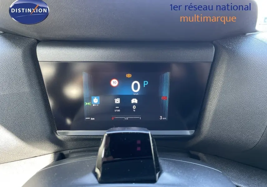 Tableau de bord numérique de la Citroën C4 Hybrid 145ch en bleu Eclipse Metal, affichage central et levier de vitesse.