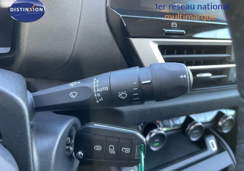 Gros plan sur la commande d’essuie-glace et la clé de contact dans l’habitacle d’une Citroën C4 hybride 2026.