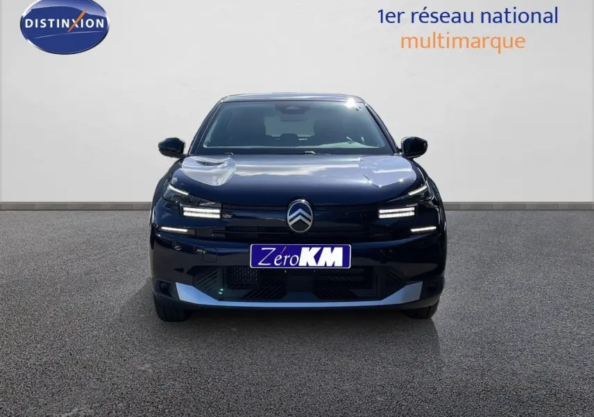 Vue frontale d'une Citroën C4 Hybrid 145ch bleu eclipse métal avec éclairage LED distinctif et calandre moderne.