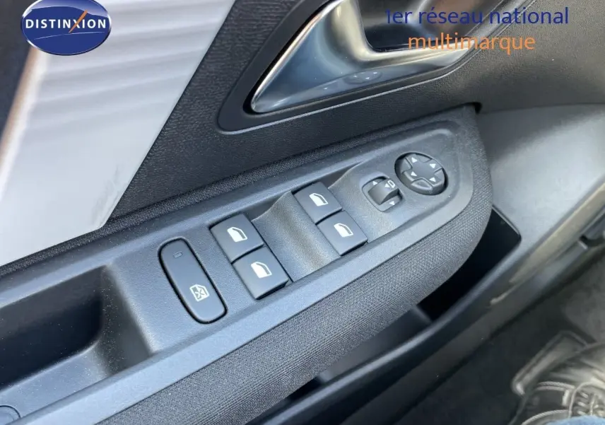 Gros plan sur les commandes des vitres et rétroviseurs côté conducteur d’une Citroën C4 hybride 2026, intérieur noir.
