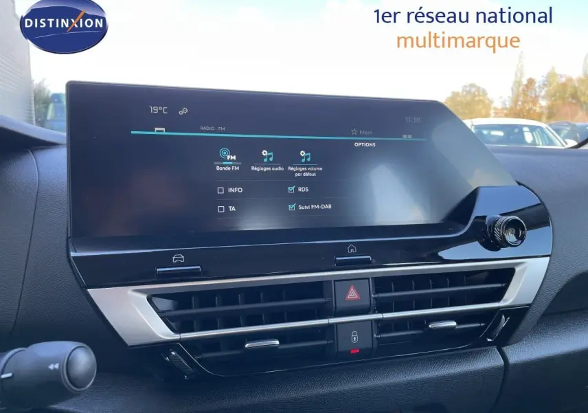 Écran tactile central affichant les réglages radio dans l'habitacle d'une Citroën C4 hybride, intérieur noir.