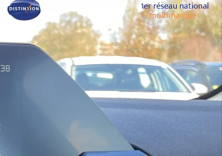 Vue intérieure du tableau de bord d'une Citroën C4 Hybrid 145ch bleu eclipse metal, avec affichage numérique partiel visible.