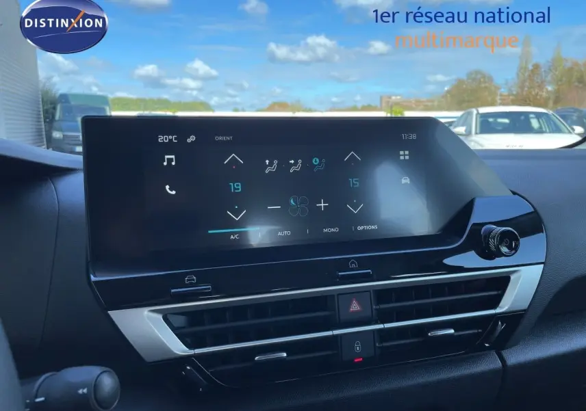 Écran tactile central et tableau de bord intérieur de la Citroën C4 Hybrid 145ch, vue avant avec affichage climatisation.