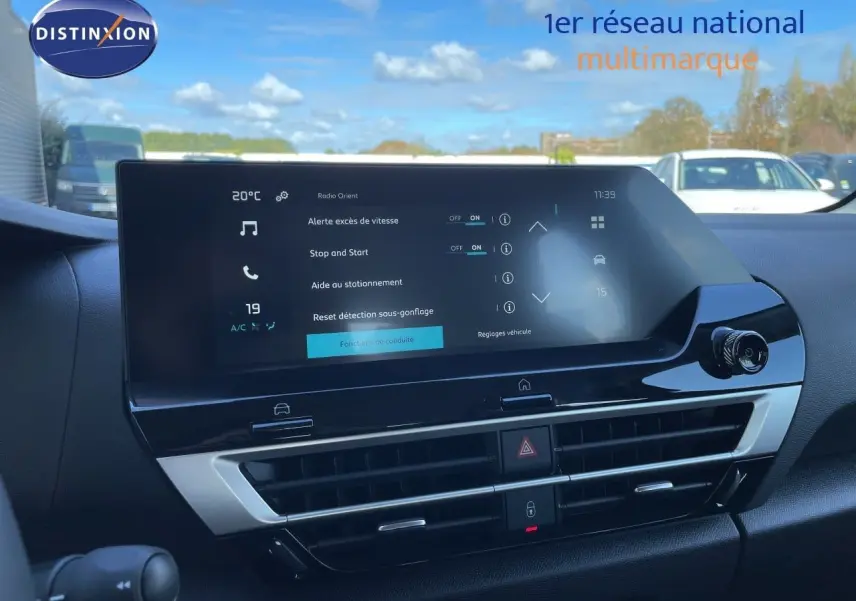 Tableau de bord de Citroën C4 Hybrid 145ch 2026, vue frontale de l'écran tactile avec réglages et commandes climatisation.