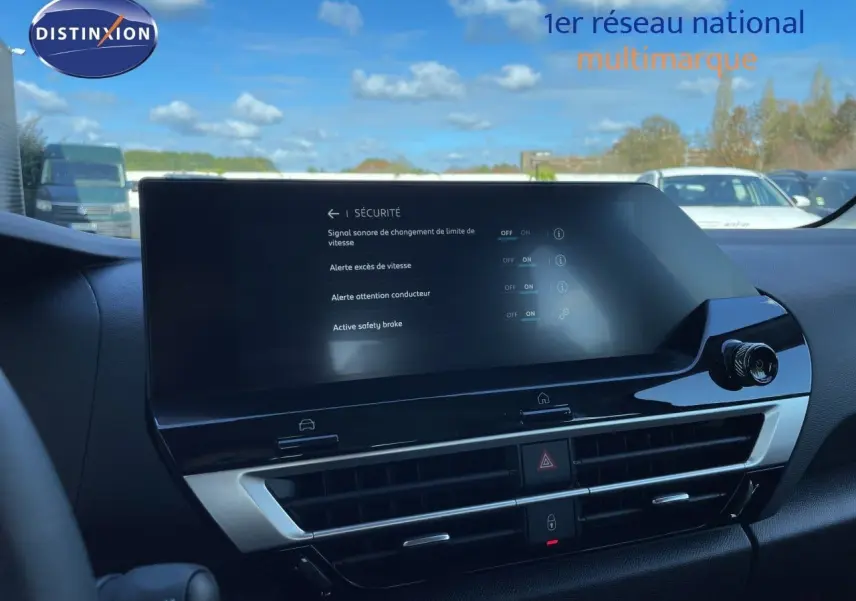 Écran tactile central affichant les options de sécurité dans l’habitacle noir d’une Citroën C4 Hybrid 2026.