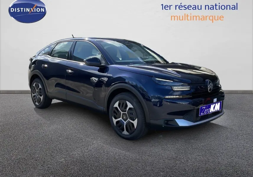 Citroën C4 hybride bleu Eclipse métal vue 3/4 avant avec jantes spécifiques et calandre moderne.