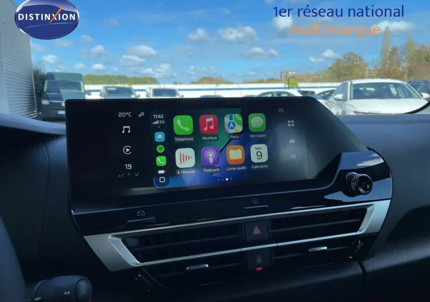 Vue intérieure centrée sur l'écran tactile du tableau de bord de la Citroën C4 Hybrid 2026, ambiance noire moderne.