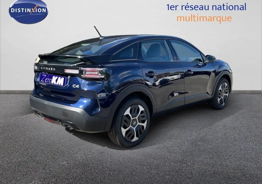 Vue 3/4 arrière droite d'une Citroën C4 hybride bleu eclipse métal avec feux arrière LED et jantes spécifiques.