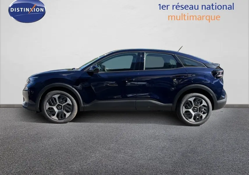 Profil droit d'une Citroën C4 Hybrid 145ch bleu éclipse métal, avec jantes alliage et détails noirs contrastants.