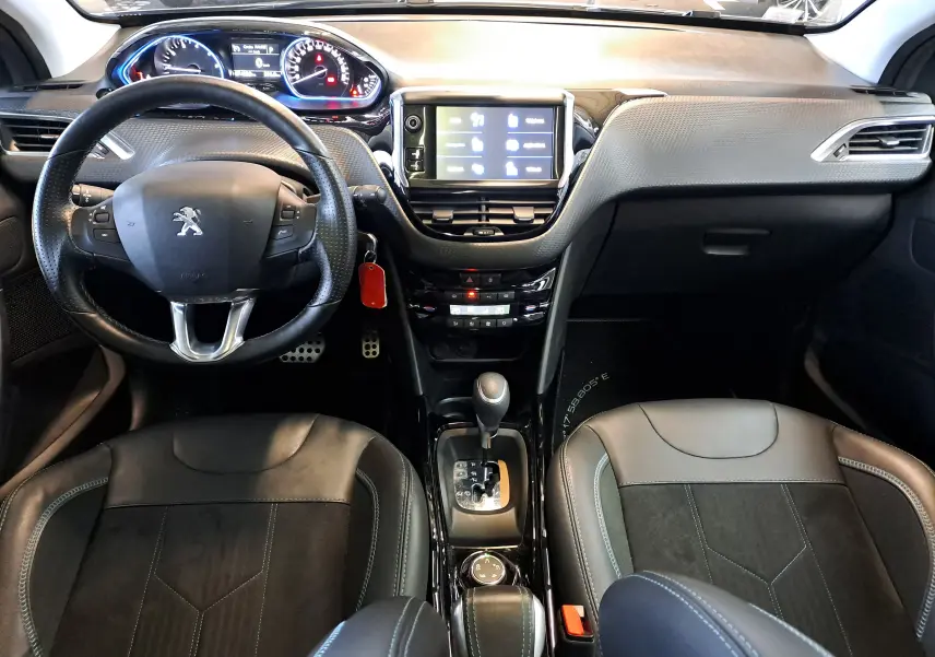 Intérieur noir du Peugeot 2008 2019, vue frontale sur le volant, tableau de bord digital et console centrale tactile.