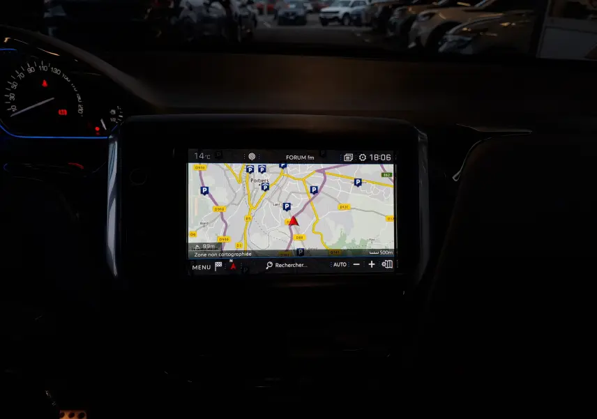 Écran central tactile du Peugeot 2008 gris 2019 affichant une carte GPS avec options de navigation et stationnement.