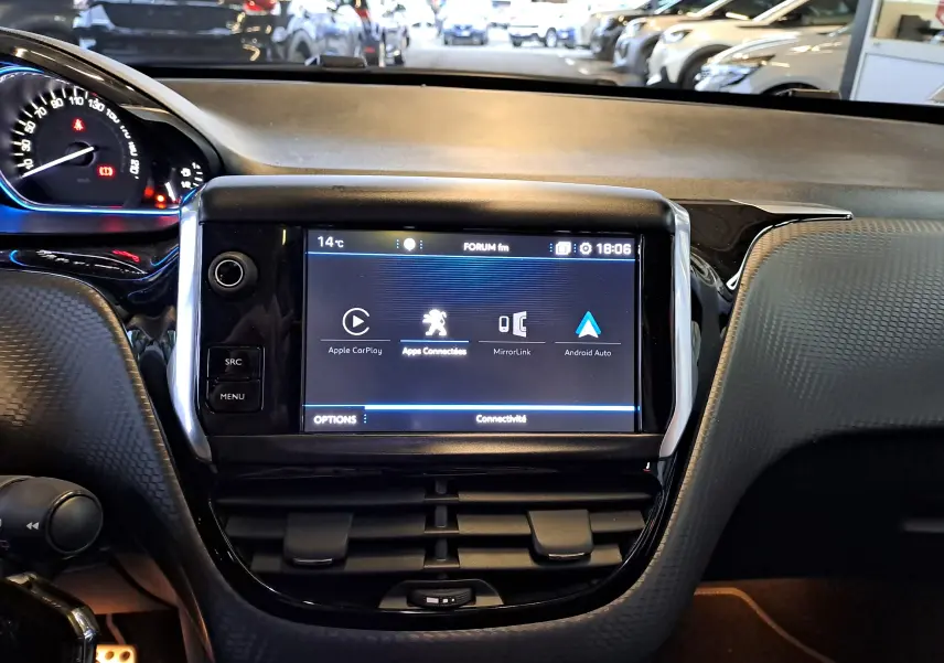 Vue rapprochée de la console centrale du Peugeot 2008 2019 avec écran tactile affichant Apple CarPlay et Android Auto.