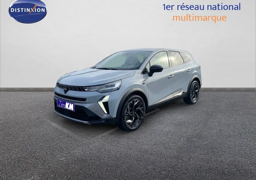 Renault Symbioz gris Rafale en 3/4 avant droit, avec jantes noires et feux LED distinctifs visibles.