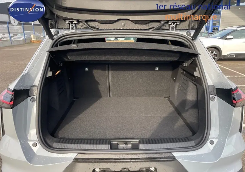 Coffre ouvert vu de l'arrière d'une Renault Symbioz gris Rafale 2024, montrant un espace de chargement spacieux.