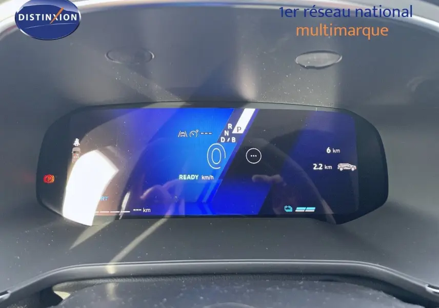 Affichage numérique du tableau de bord du Renault Symbioz gris Rafale, montrant la vitesse et les modes de conduite.